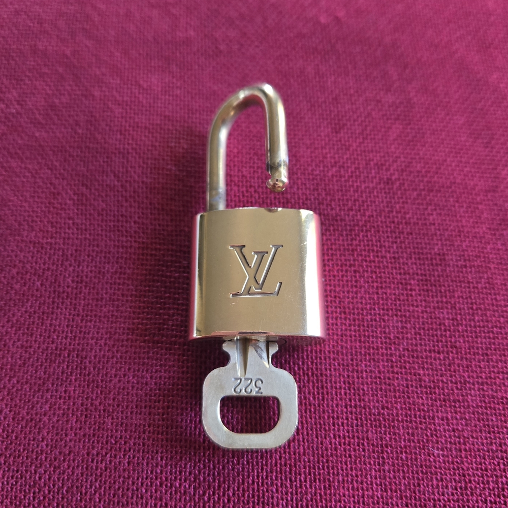 Louis Vuitton Lock And Key #322 With Lavender Bagcharm - Picture 9 of 9